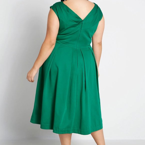 Emily and Fin - Keener Postures Dress, Emerald - Picture 2 of 13